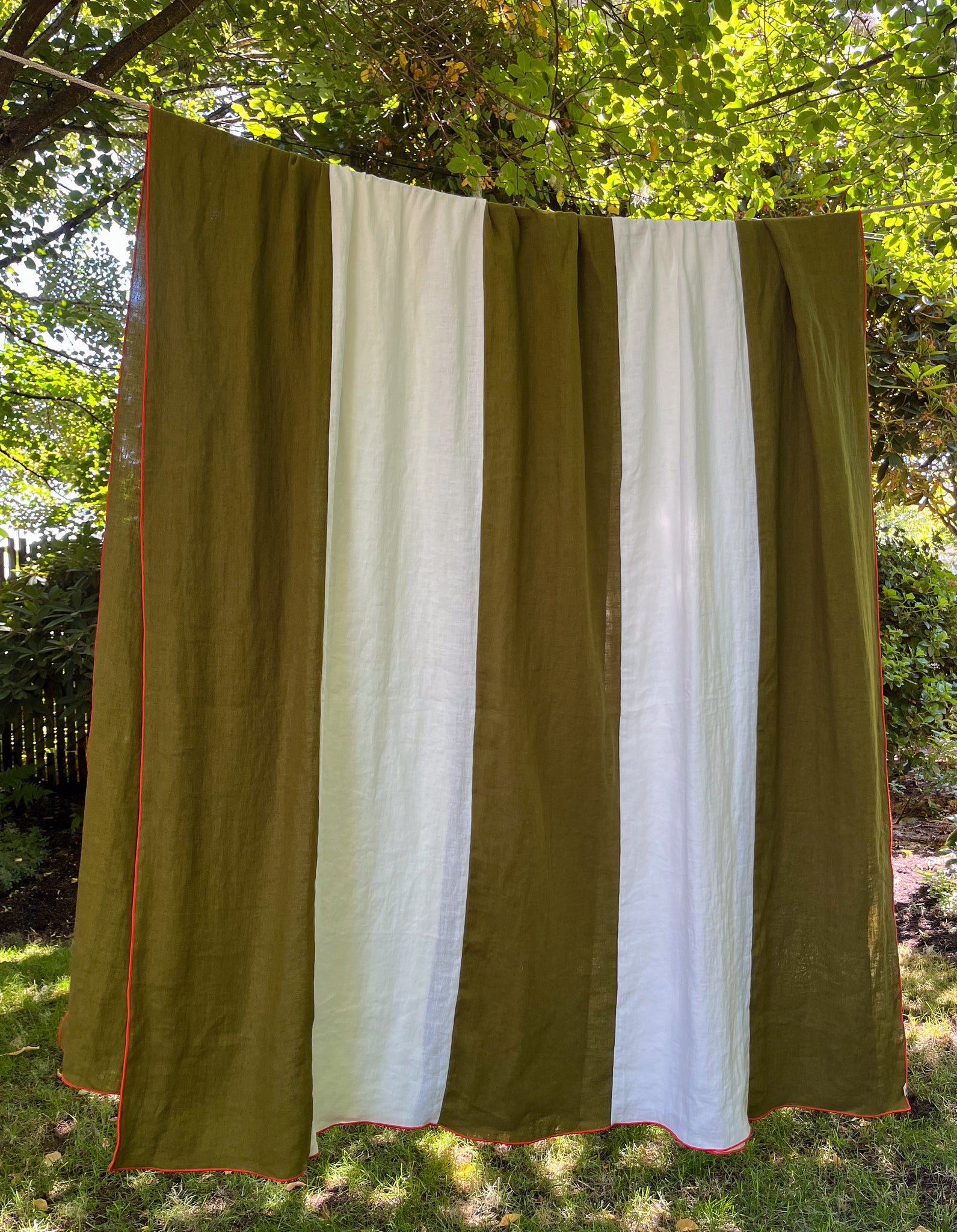 Cirque Tablecloth | Split Pea con Leche